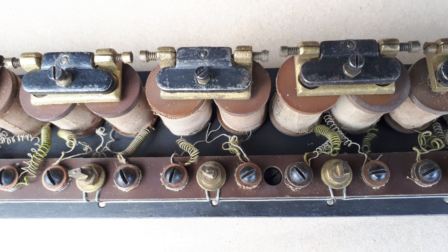 Interruttori: Antike Elektromechanische Fallklappenleiste – Usato da Madiswil venduto da 20gls 6