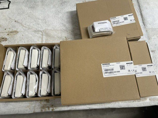 Siemens Componenti elettronici: SIEMENS FDAI91 Alarm Indicators Door Frame Adapter neu – Nuovo e nell'imballaggio originale da Lichtensteig venduto da Erte75 2