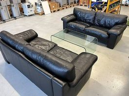 Hochwertige 2-sitzige Ledersofas + eleganter Glastisch