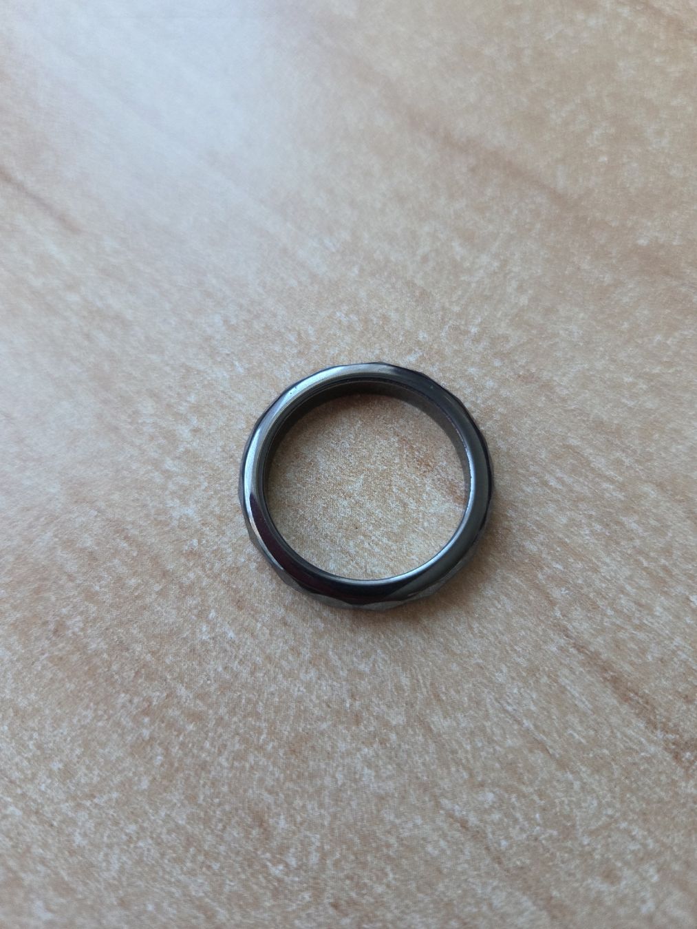 Anelli: Facettierter Hämatit Ring Gr.20/60 Neu – Nuovo (secondo la descrizione) da Winterthur venduto da katzen07 2
