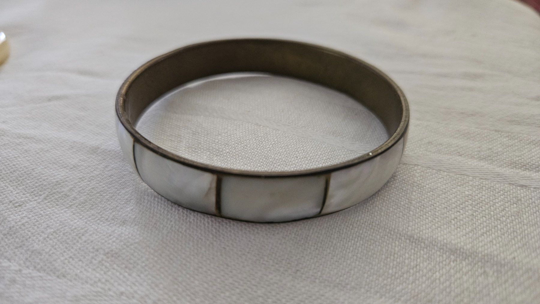 Bracciali & Braccialetti: Bracciale rigido in metallo e madreperla – Usato da Melano venduto da H-Sara