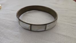 Bracciale rigido in metallo e madreperla