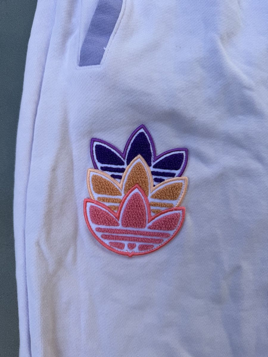 Adidas Pantalons: Adidas Trainerhosen Damen – Neuf (Voir description) à Steinmaur par zoe_7mxj 2