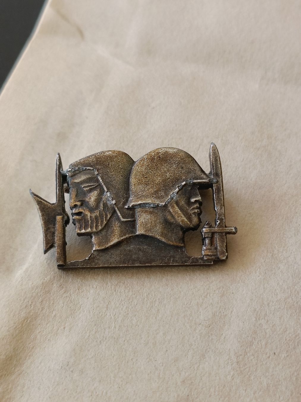 Schweizer Armee Placchette & Badge: Altes Abzeichen / Stahlhelm Wilhelm Tell – Usato da Brugg AG venduto da Ente015