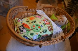 POUPPE BETT MIT PELUCHE