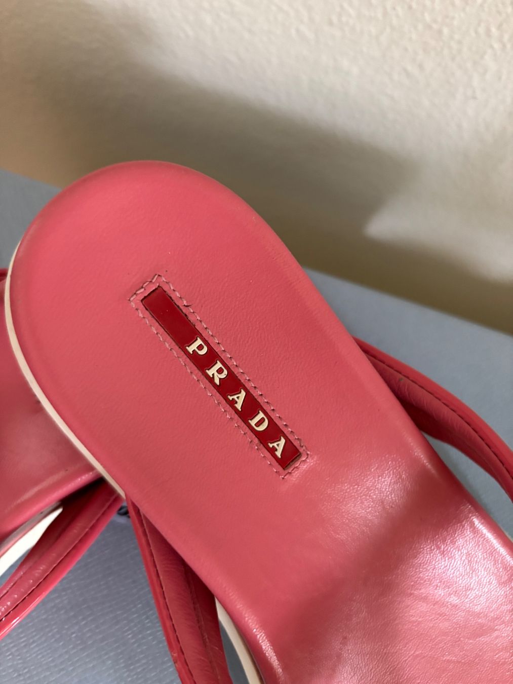Prada Chaussures femmes: Prada Sandalen / Flipflops ,Gr.38.5, cool, Np:570.- – D'occasion à St.Gallen par shiwi12 3