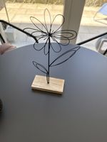 Dekoration: Drahtblume auf Holzsockel