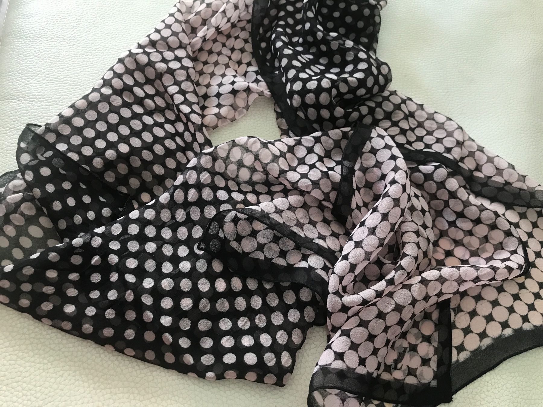 Foulards, Tücher & Schals: Jennifer Lopez Seide Schal – Gebraucht aus Wettingen von Andres54 1