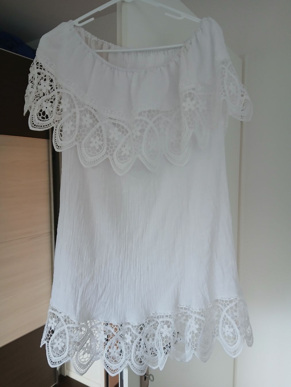 Tuniche: White Off-Shoulder Blouse with Lace Details Size S – Usato da Dübendorf venduto da LoRi-2026 1