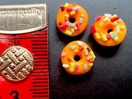 3 bunte Donuts (orange) für Puppenstuben. Handarbeit.