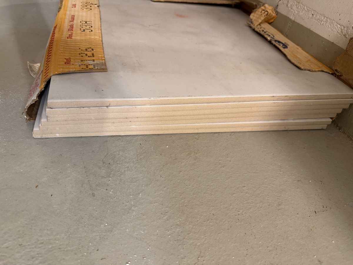 Rivestimenti per pavimenti: Fliesenpaket . Neuwertig, Helles Weissgrau, – Nuovo (secondo la descrizione) da Hägendorf venduto da tyl_kzs2 1