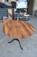Antiker Runder Tisch 101 Nuss mit Gussfuss Horgen