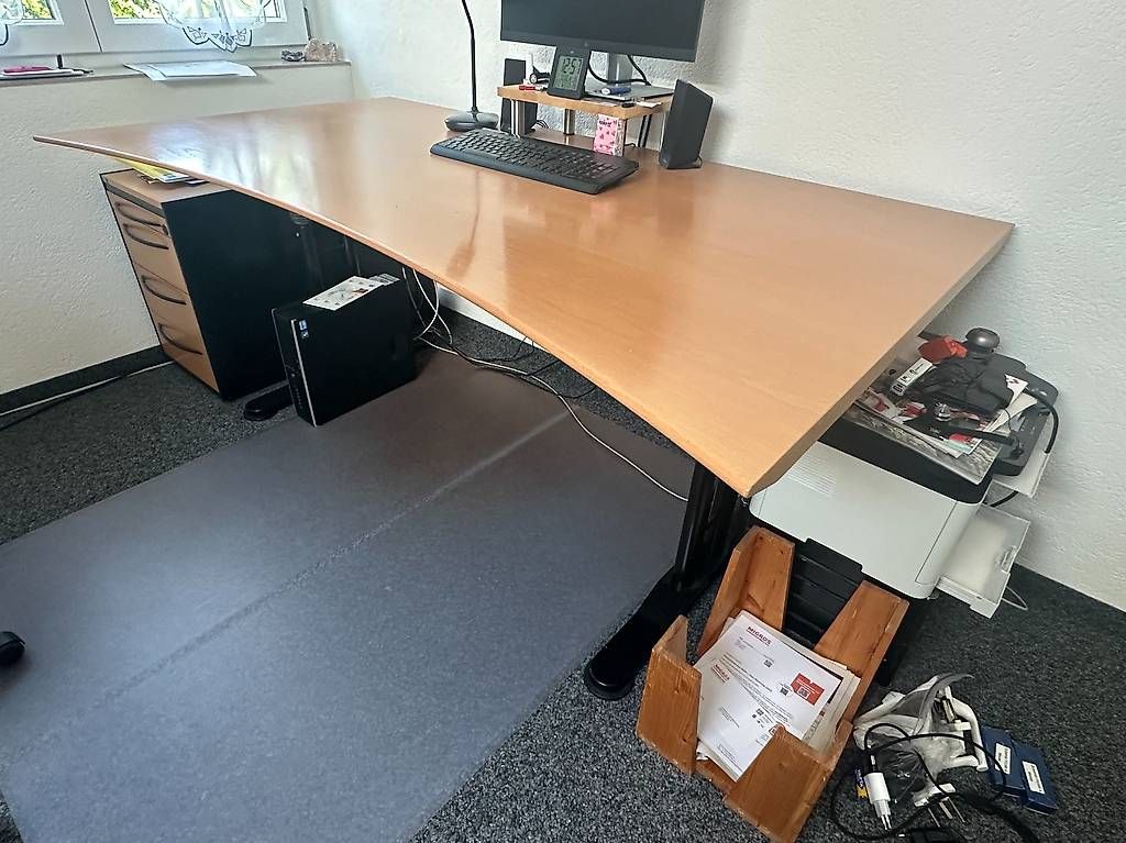 Scrivanie: Hochwertiger Schreibtisch mit Kabelfach usw. – Usato da Muhen venduto da sur03 1