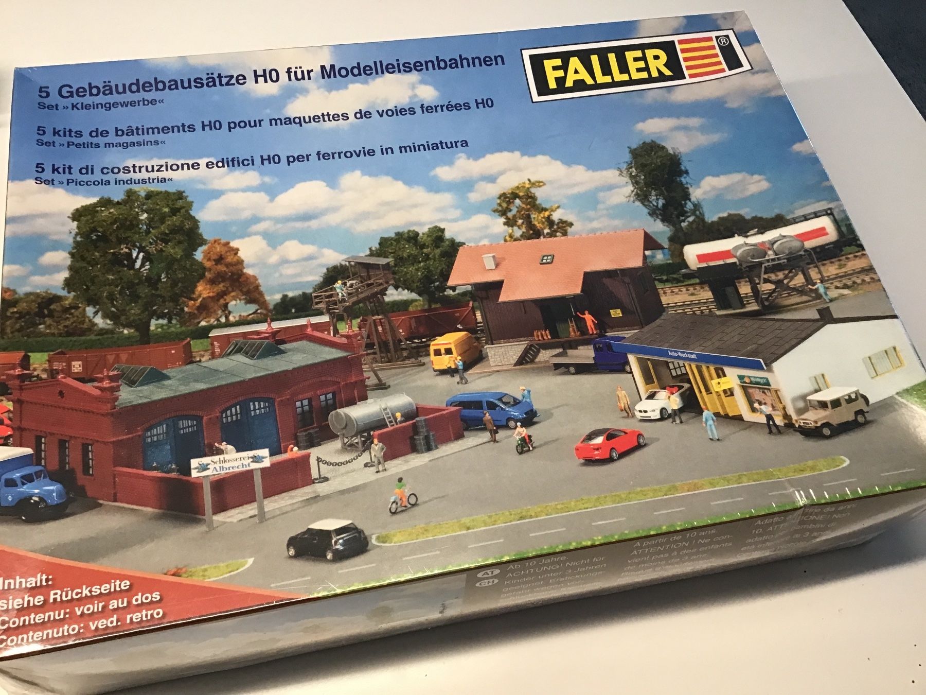 Faller Modellini di ferrovie: Faller 5 Gebaeudebausätze HO Modellbahnen Neu – Nuovo e nell'imballaggio originale da Männedorf venduto da Modelle-aller-Art