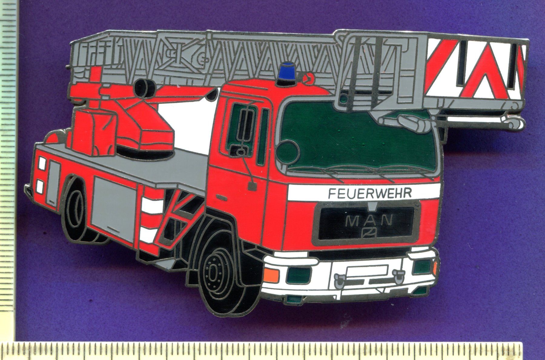 Placchette & Badge: FEUERWEHRAUTO  MAN  mit Drehleiter  75gr Gewicht – Usato da Winterthur venduto da Sammleroase