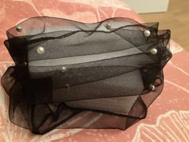 Eleganter schwarzer Mesh Schal mit weissen Imitations Perlen