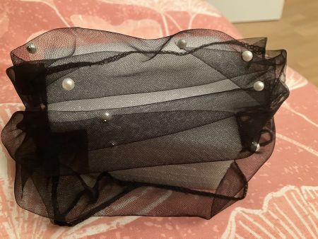 Eleganter schwarzer Mesh Schal mit weissen Imitations Perlen