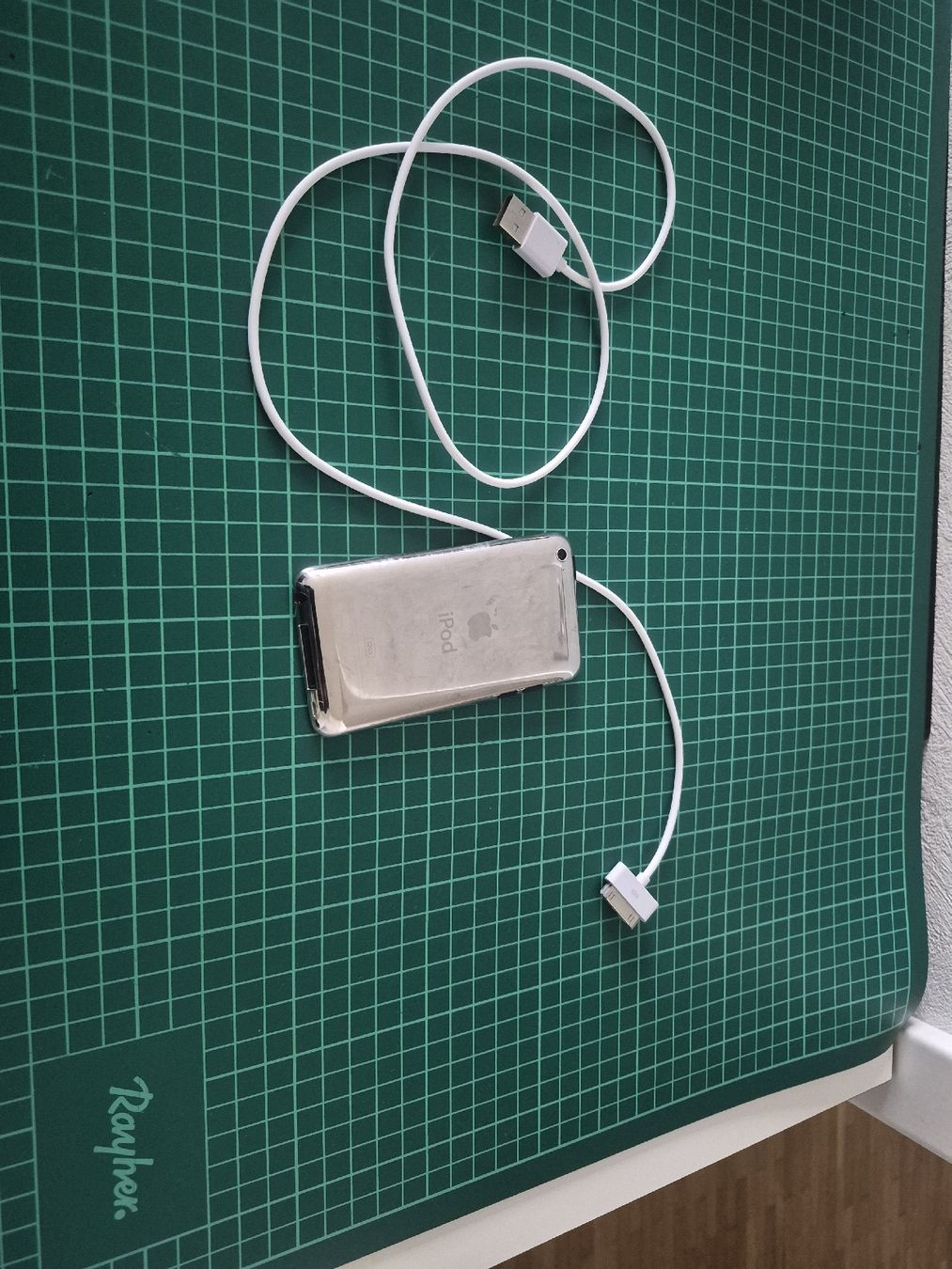 Apple Tragbarer Mediaplayer: Apple iPod Touch 4th Gen 32GB with  charger Cable  – Gebraucht aus Meyrin von Retro-GZ 3