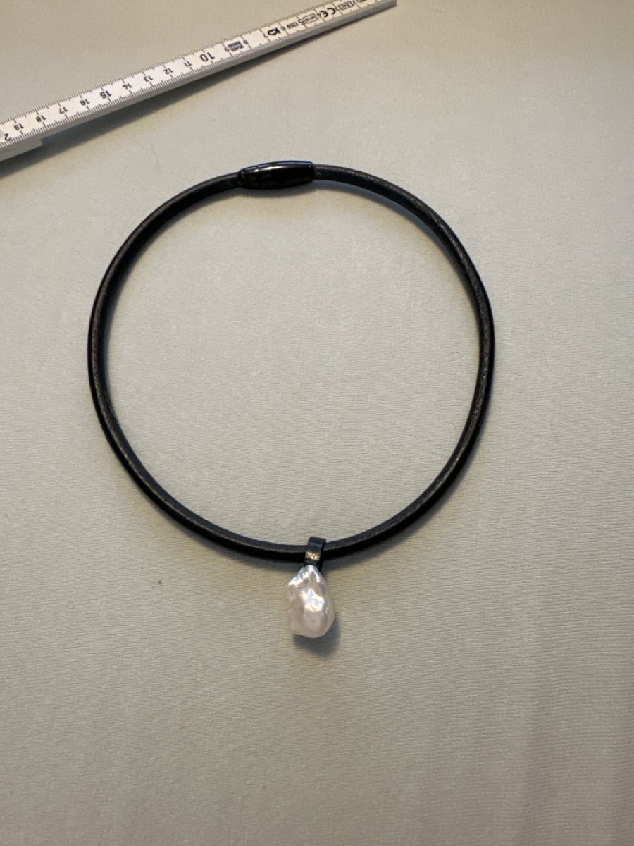 Perle (finte): Schwarzes Collier mit Barockperlen Anhänger, Magnetschloss – Nuovo (secondo la descrizione) da St. Gallen venduto da schneestern1111