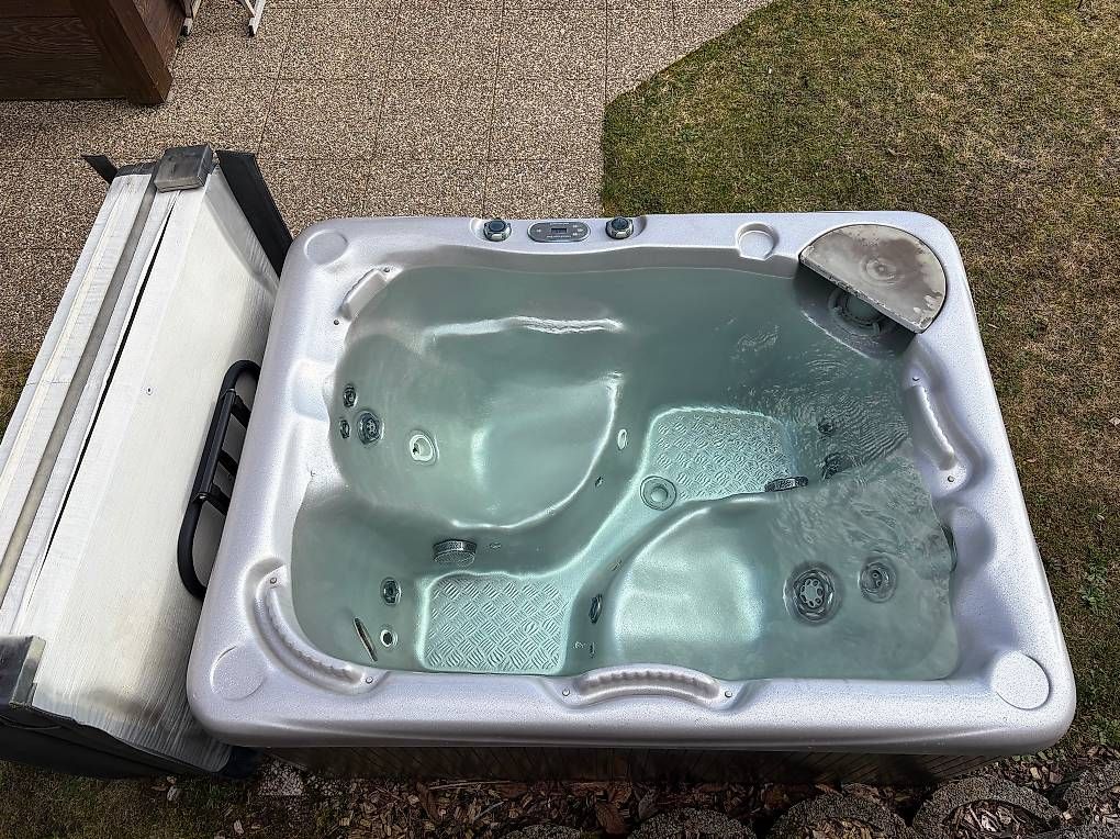 Whirlpool: Jacuzzi 2 places Beachcomber 520 LEEP – Usato da Cernier venduto da DBONEUCHATEL 1