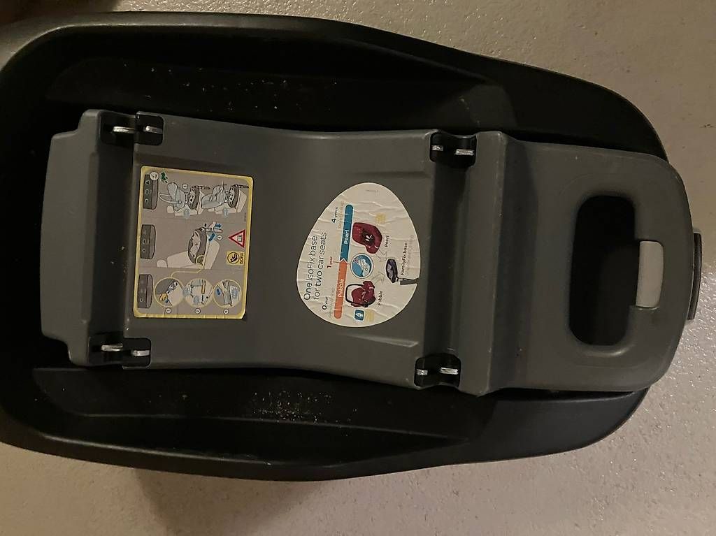Seggiolini per auto: Isofix-Station MaxiCosi – Usato da Sursee venduto da Pierre-Emerick