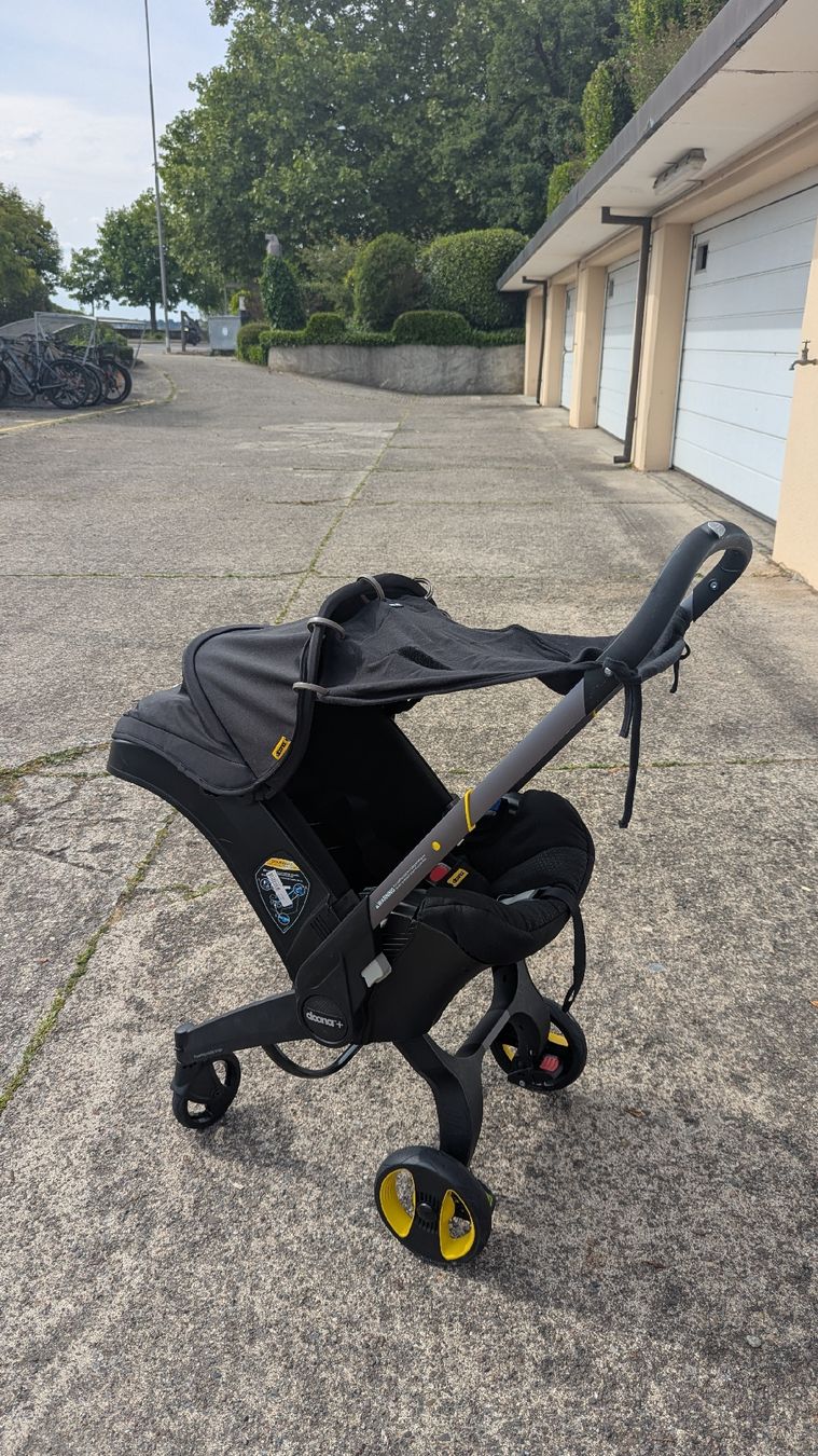 Doona Kinderwagen: 3 items: Doona+ Car Seat Stroller & Base & sunshade, Black – Gebraucht aus Meilen von altt