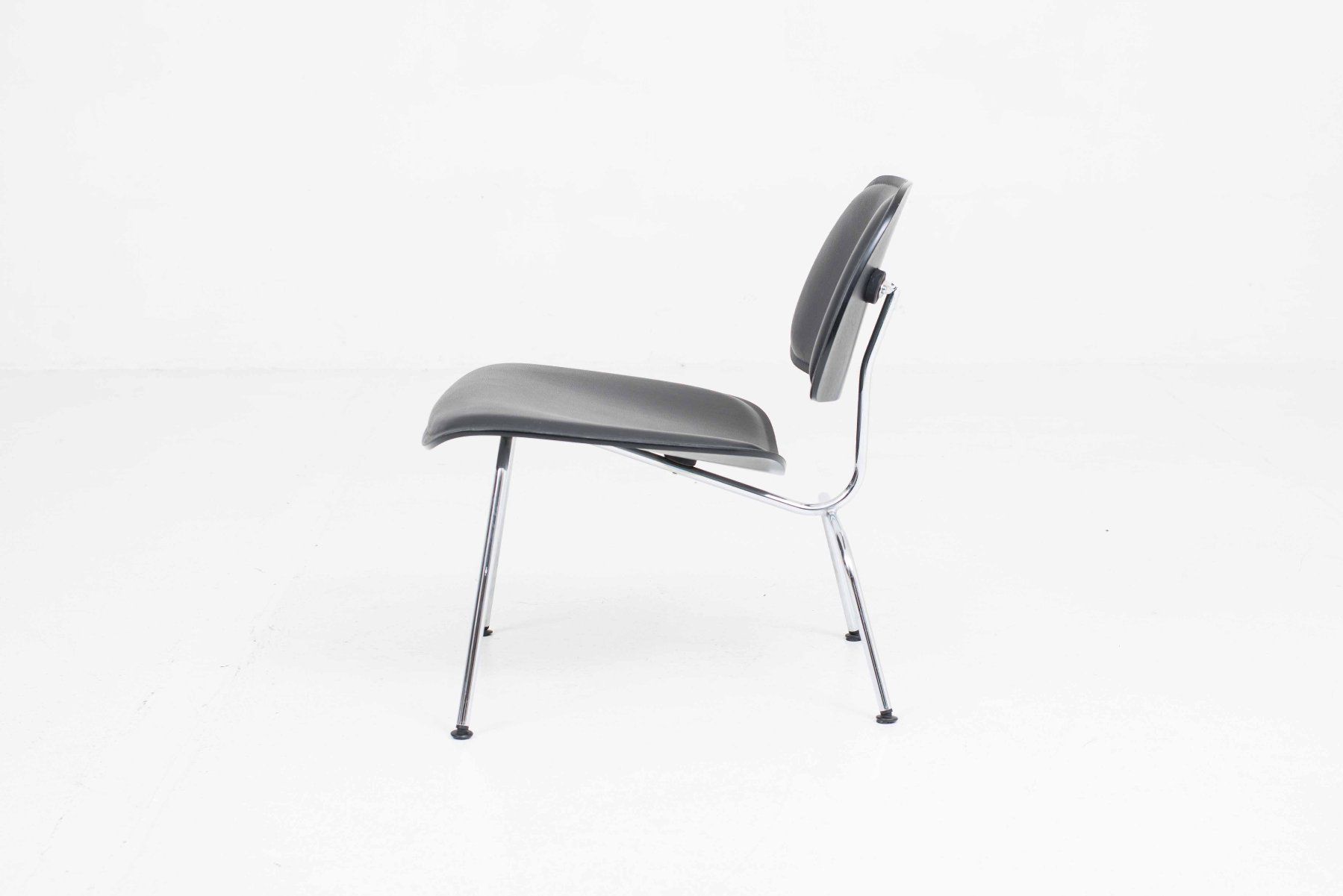 Poltrone: Vitra LCM Sessel mit Leder von Charles & Ray Eames – Usato da Zürich venduto da STUZH38 3