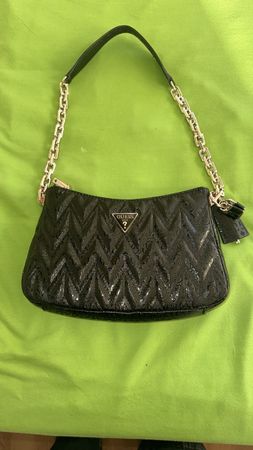 Handtasche Guess schwarz gesteppt mit goldener Kette