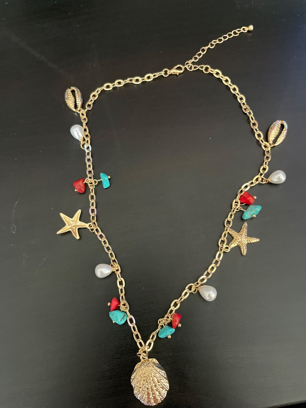 Ketten: Collier doré avec pendentifs coquillages – Neu (gemäss Beschreibung) aus Gland von kor_wwl2