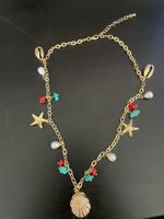 Collier doré avec pendentifs coquillages
