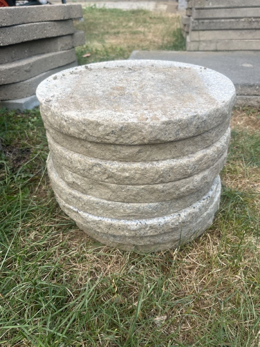 Revêtements de sol: Granitsteine rund d:30cm (8stk) – D'occasion à Lätti par RoadRunner75