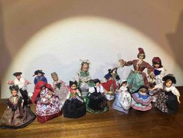 Poupées folkloriques diverses, lot de 14 poupées, collection