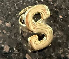 Goldfarbener Buchstaben Ring "S" - Elegantes Accessoire!