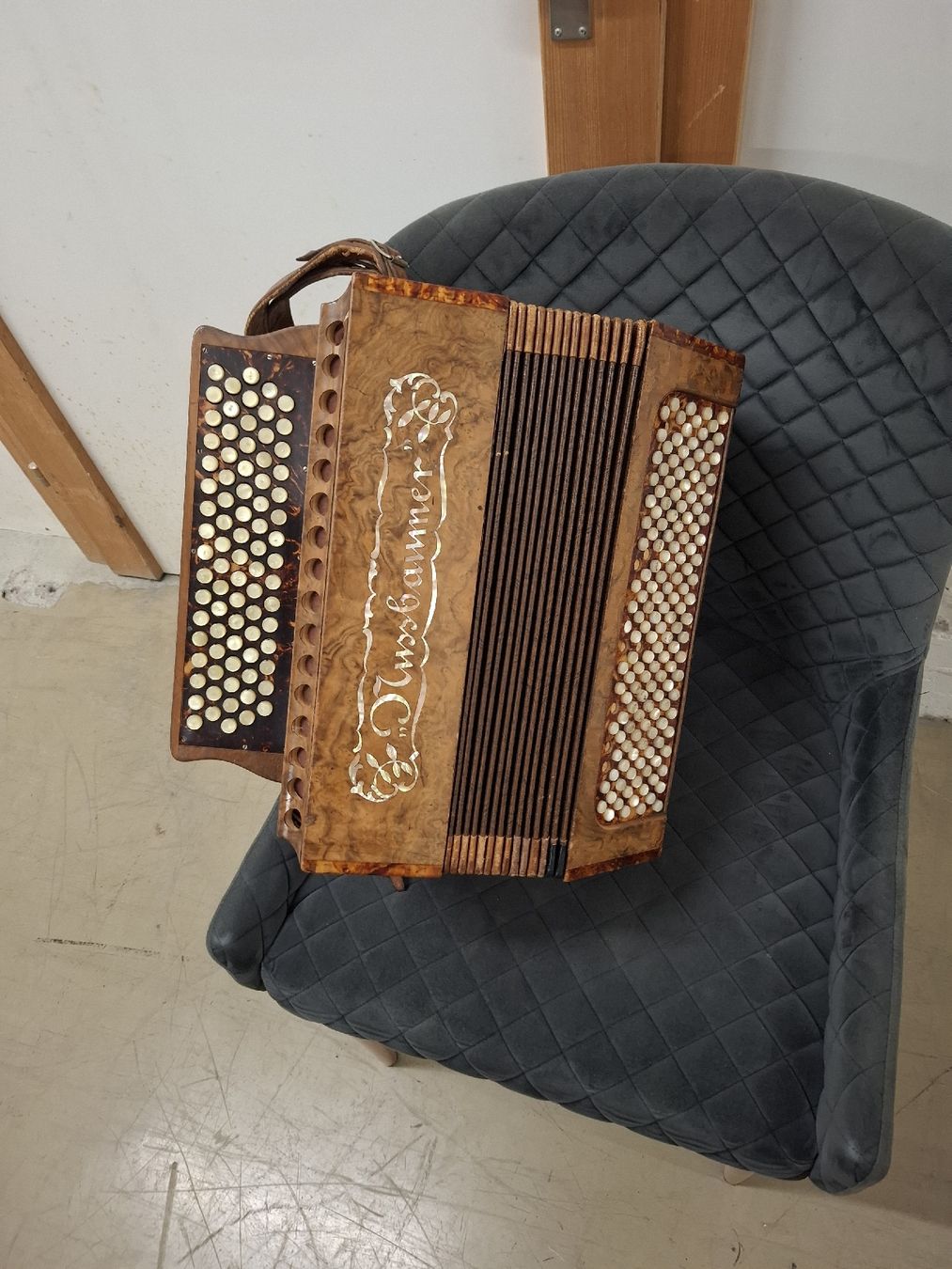 Musikinstrumente: chromatisch nussbaumer orgeli. – Gebraucht aus Villeneuve von BibiVintage 4