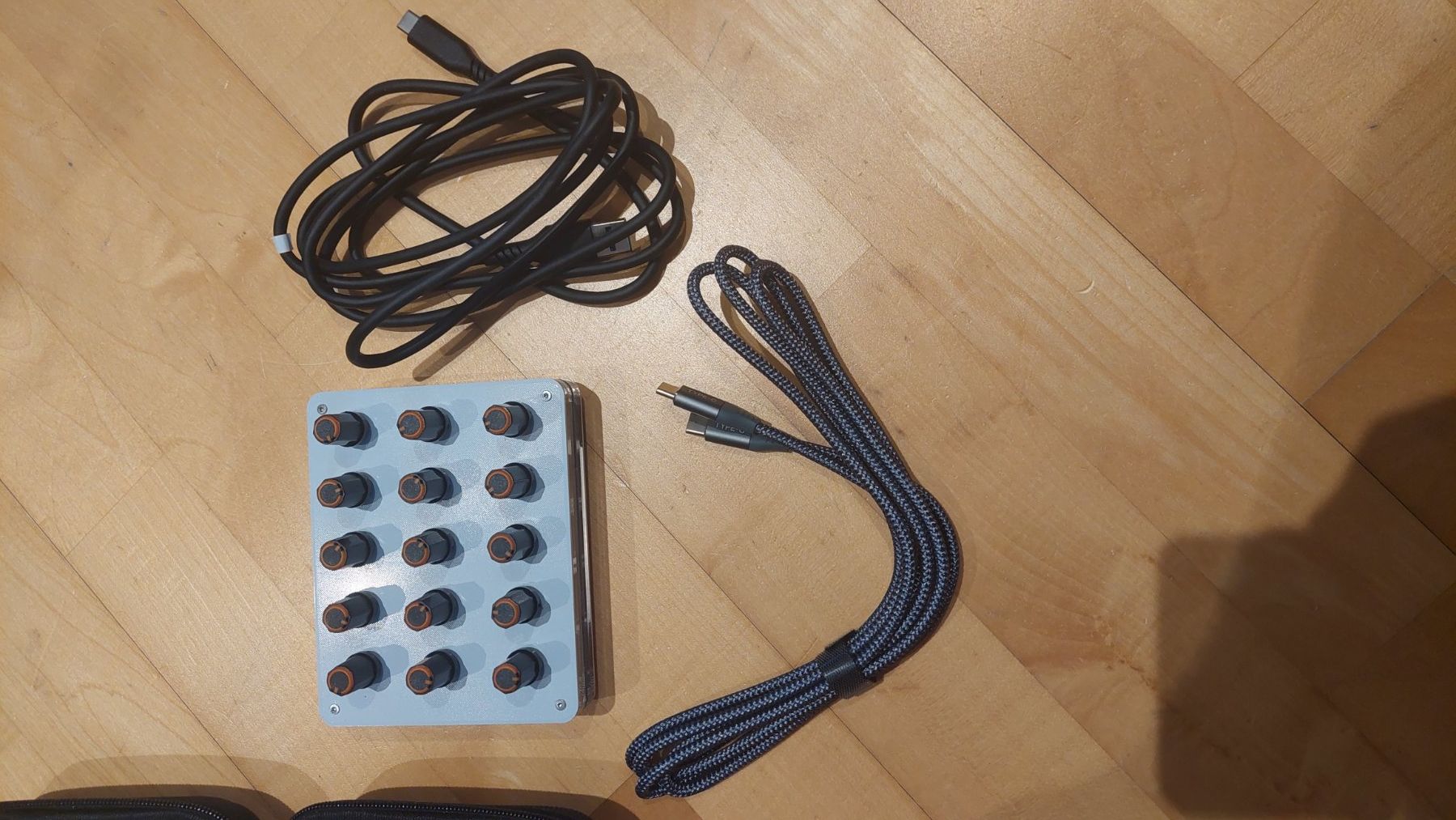 Strumenti musicali: 15 Rotary Knobs USB-C Midi Controller inkl Case und Kabel – Nuovo (secondo la descrizione) da Arisdorf venduto da GoodJoice 2