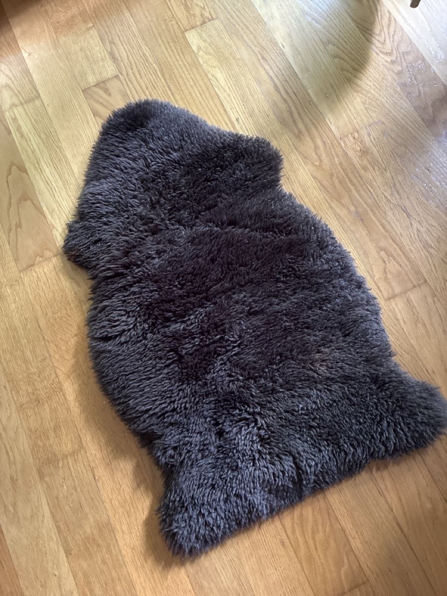 Tapis: Schafsfell Ikea – D'occasion à Urtenen-Schönbühl par Evilette