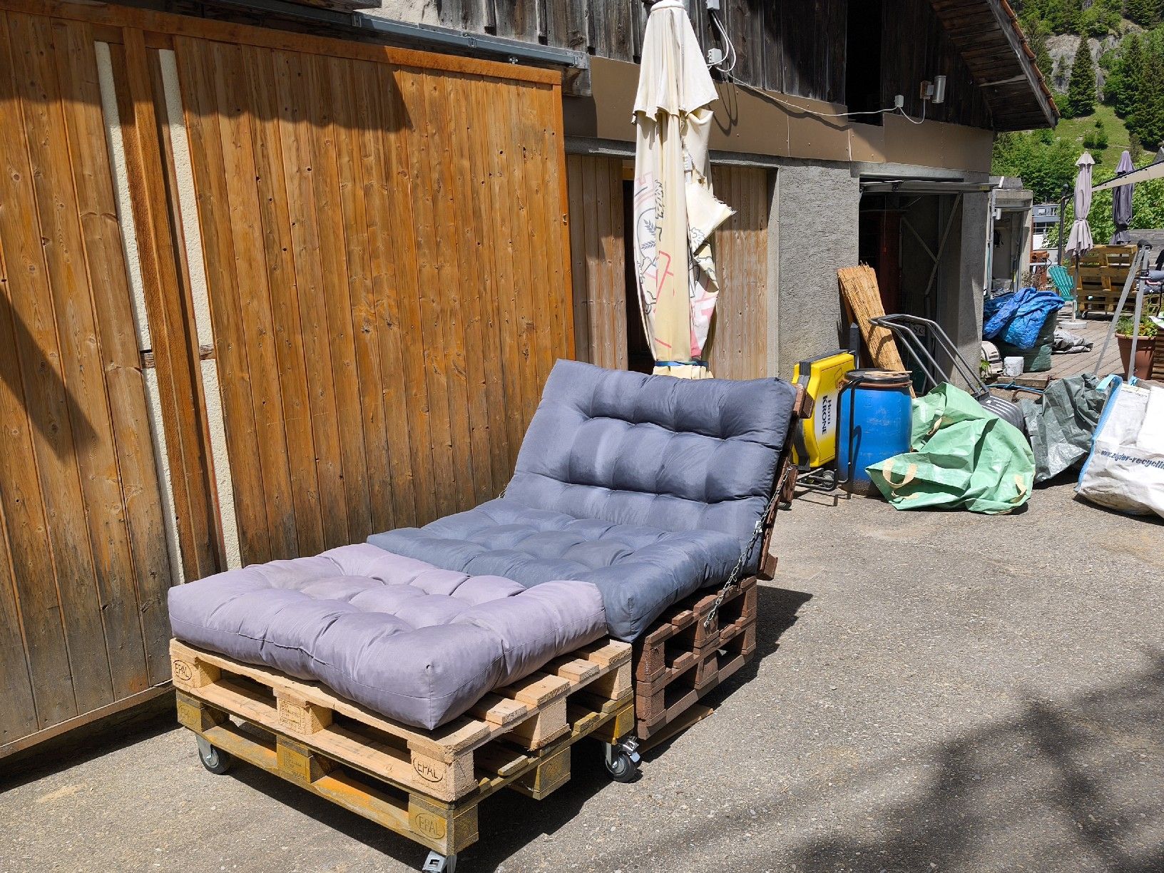 Divani: cooles Paletensofa mit Fussteil mit Polstern und Raedern – Usato da Göschenen venduto da kai_9ppg