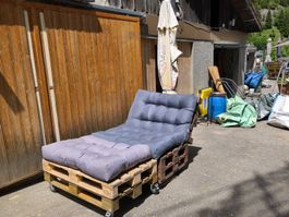 cooles Paletensofa mit Polstern und Raedern