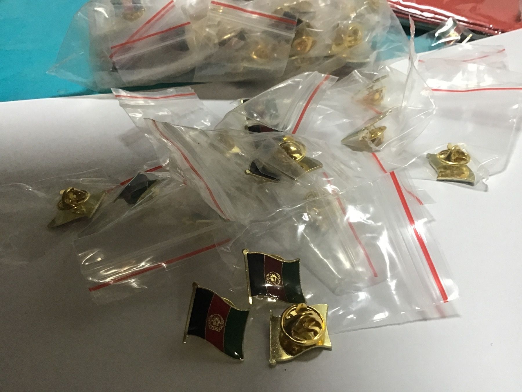 Plaketten & Abzeichen: 30 pins drapeaux de l’Afghanistan – Neu und originalverpackt aus Lausanne von topthai 2