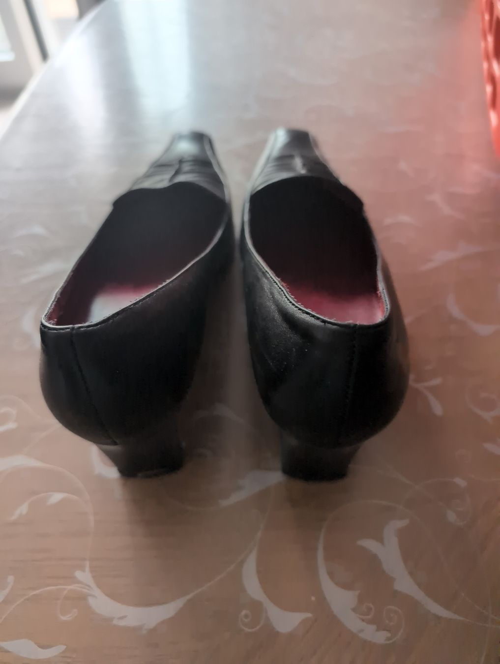 Damenschuhe: Chaussures élégantes en cuir noir, taille 40 – Gebraucht aus CORMINBOEUF von savaja 1