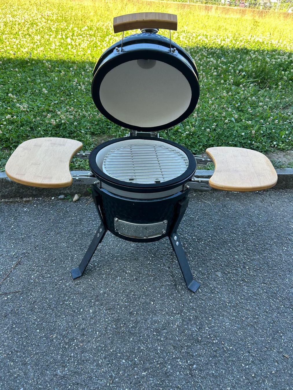 Griglie: Keramik Grill KAMADO mit Seitentischen – Usato da Basel venduto da faz_hdd8 3