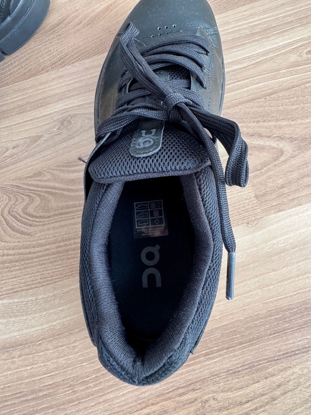 On Scarpe da uomo: On The Roger Advantage, all black, Grösse 43 – Usato da Thun venduto da Dvddealer 2
