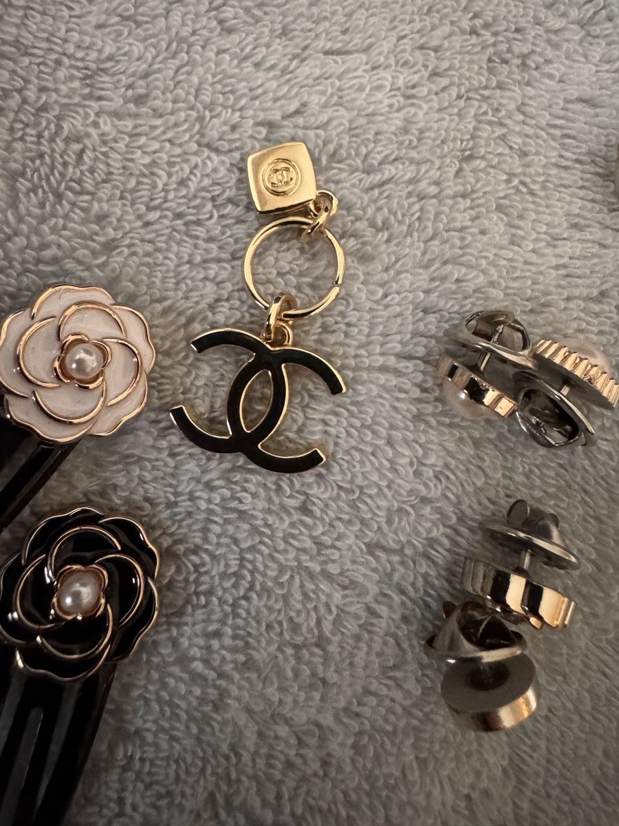 Chanel Altri gioielli: Chanel breloque, pins et barrette – Nuovo (secondo la descrizione) da Genève venduto da Allisgood