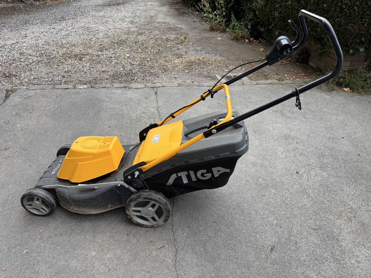 Stiga Tondeuses à gazon: Rasenmäher Stiga Combi 48 E Elektro 1.6kW gebraucht – D'occasion à Buchillon par Shila4