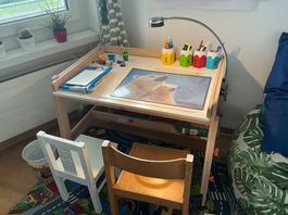 Schreibtisch für Kinder mit Stühlen und Lampe