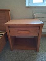Table de chevet en bois, assortie au lit simple