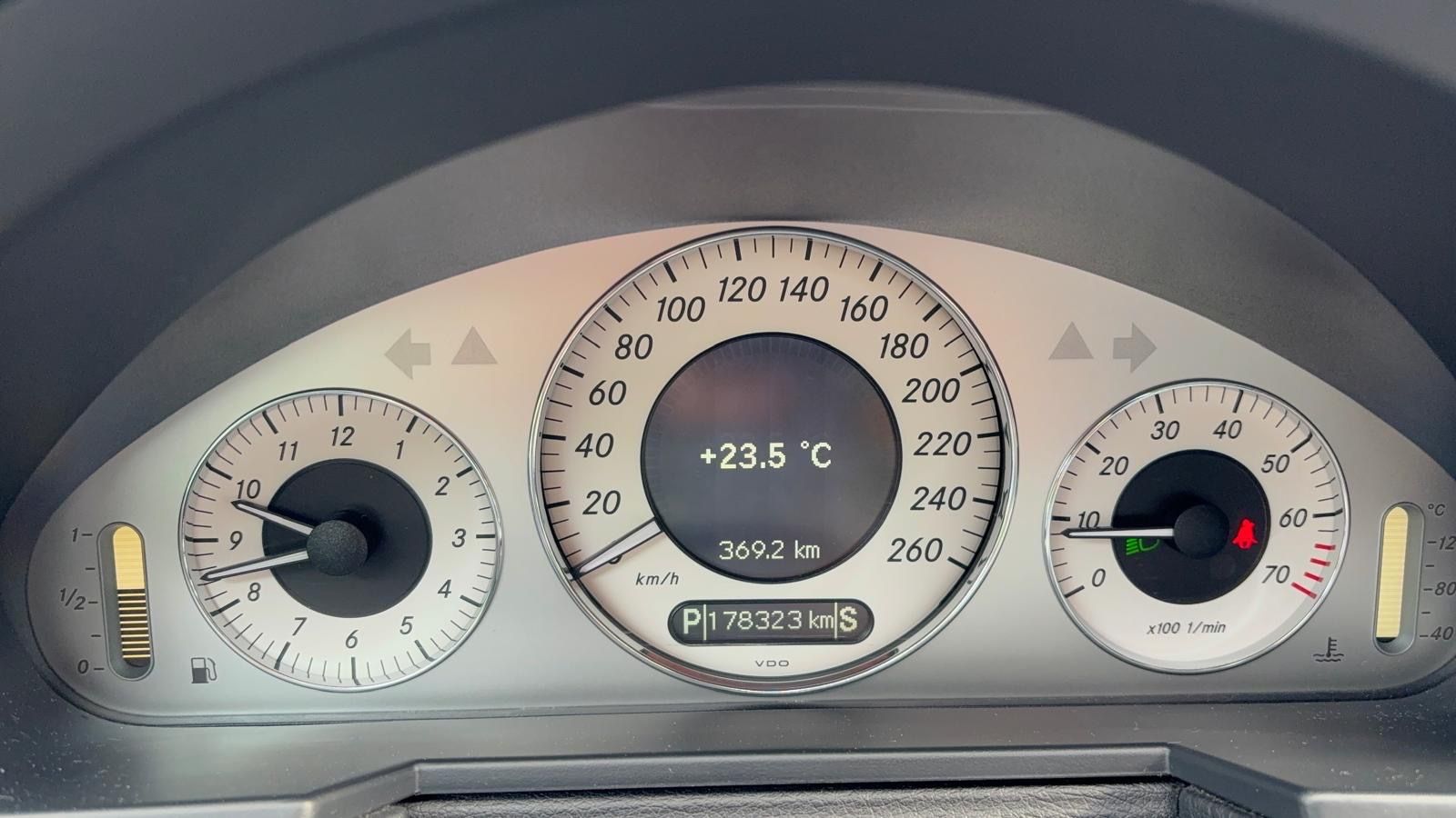 Mercedes-Benz Automobili: Schwarzer Mercedes-Benz E 280 – Usato da Visp venduto da mbb_xs75 3
