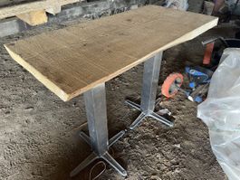 Rustikaler Bartisch aus Massivholz mit Metallfuss!