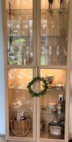 Edle Vitrine Eichenoptik mit Glasböden, LED-Licht, wie neu!