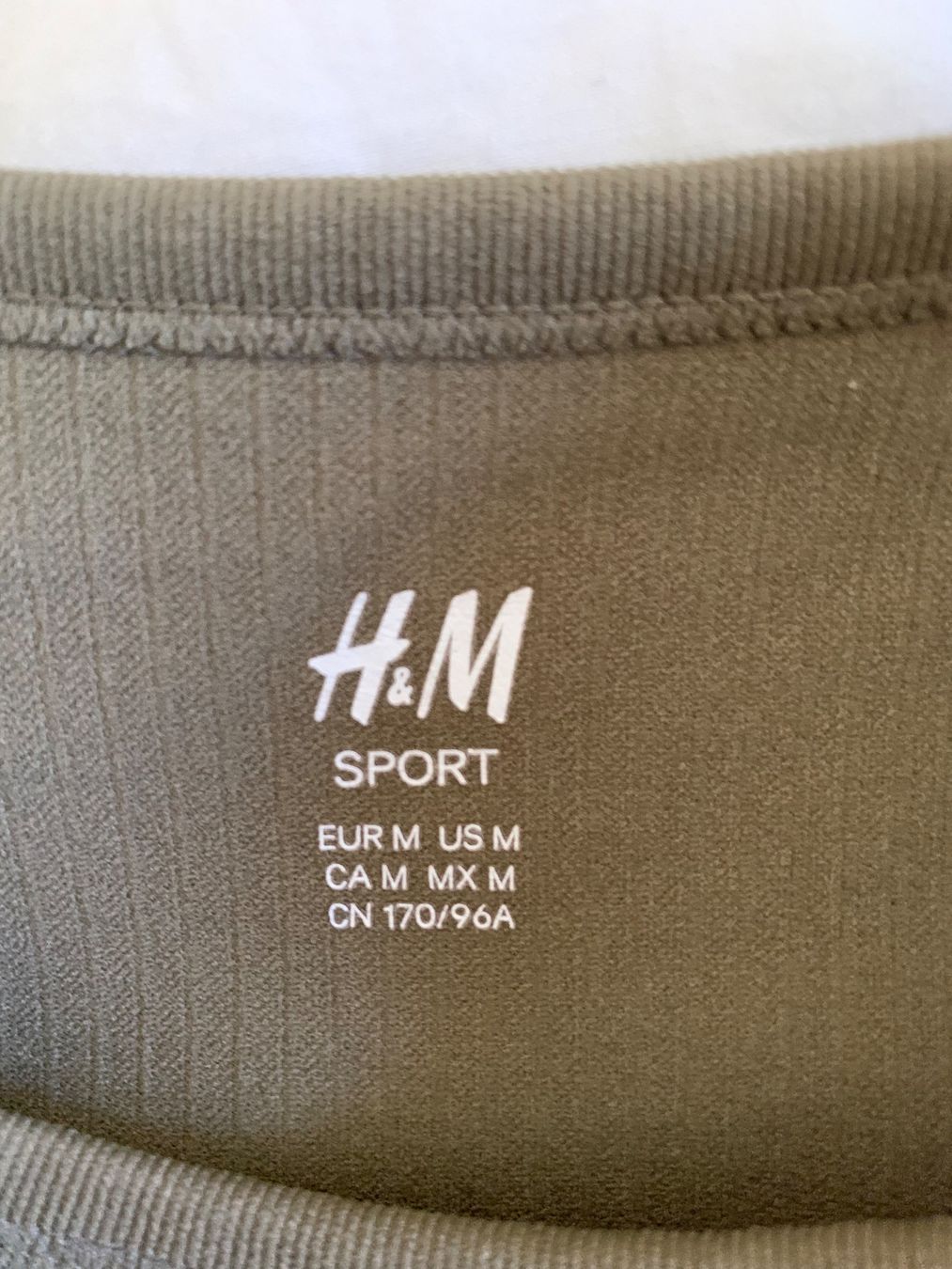 H&M Tops: H&M Sporttop Gr.M – Gebraucht aus Ennetbaden von usemiste 2